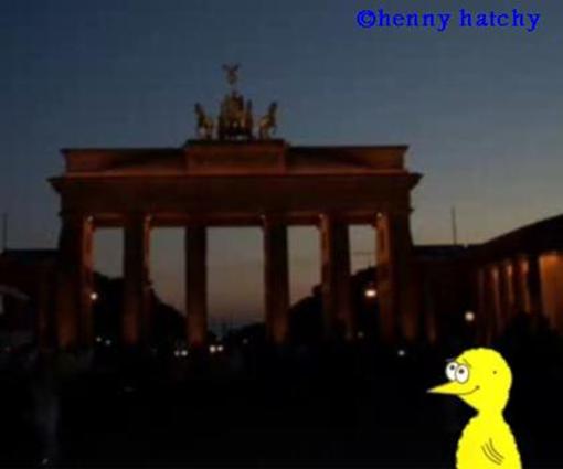 henny hatchy Brandenburger Tor Berlin Deutschland henny hatchy Sniggel Geschenk Henny hatchy Sniggel Wyrm Plumbee jimjams Kken Spinne Schnecke Hummel Regenwurm Wurm Comic Cartoon